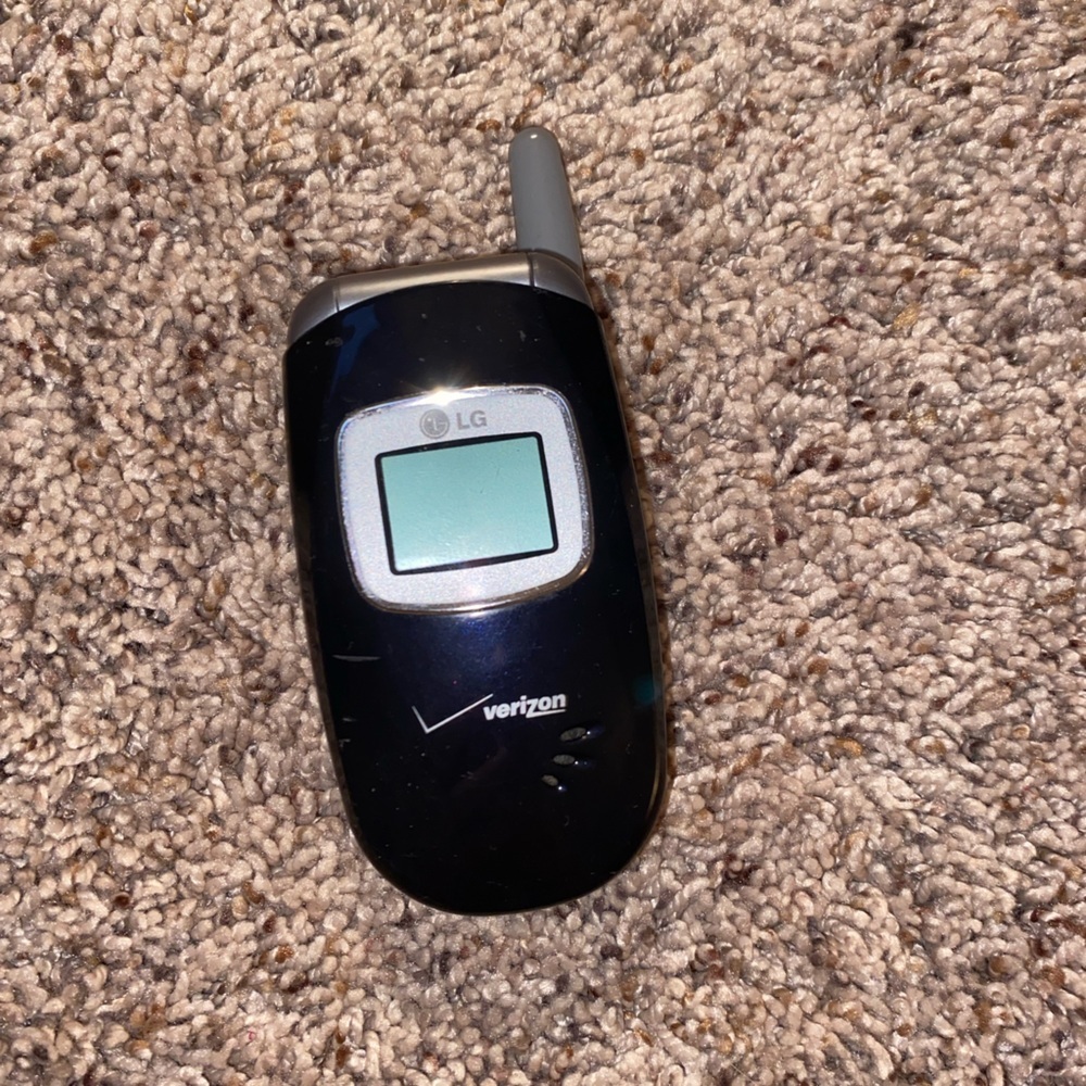 LG VX3400 Clamshell Flip Phone Cell Phone + Charger Vintage Retro Y2K